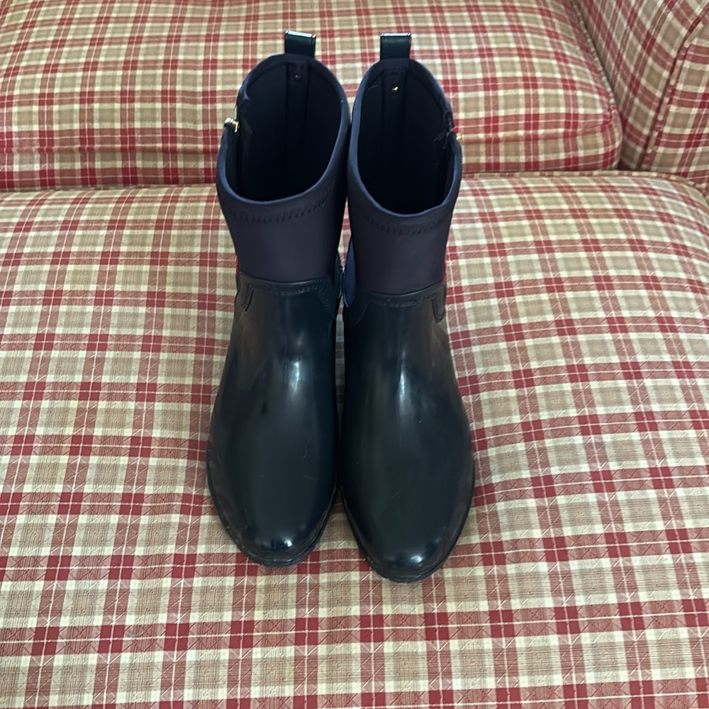 Tommy Hillfiger navy blue rain boots. Size 9.